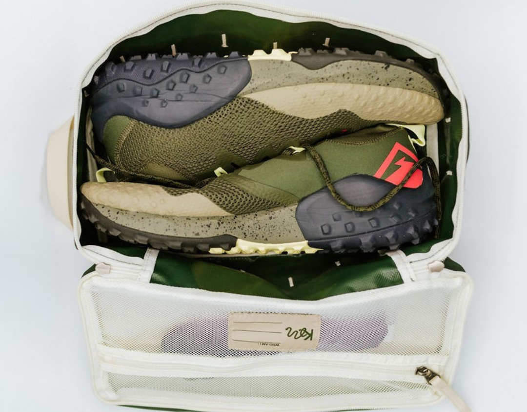 Picture showing the features of a green shoe bag, this fits up to a men's size 14 shoe. 